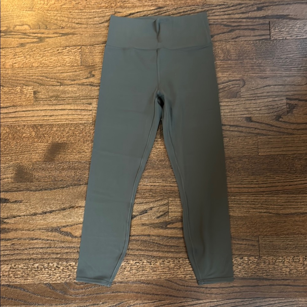 Vuori AllTheFeels™ Legging - Short in kale size small - Picture 5 of 6